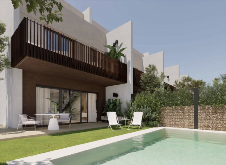 Morvedre townhouse with a pool